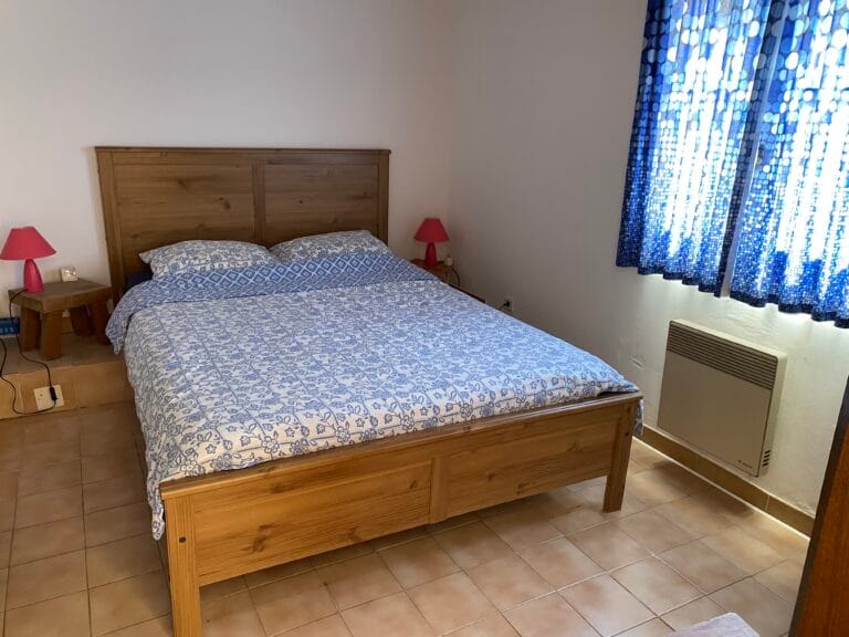 nieuw bed blauwe kamer
